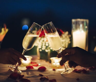 couple-having-valentines-day-dinner@2x