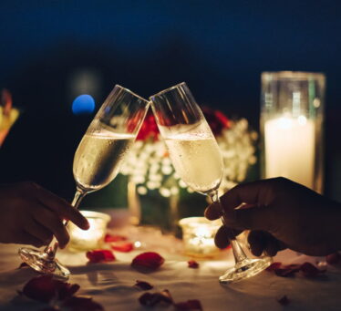 couple-having-valentines-day-dinner@2x